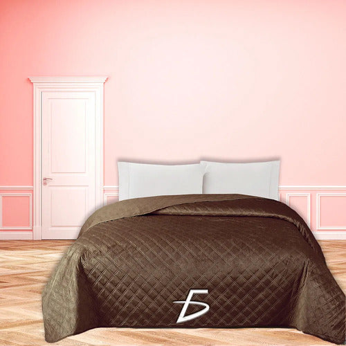 Colcha Afelpada De Rombo Elegancia Y Comodidad En Un Diseño Marrón