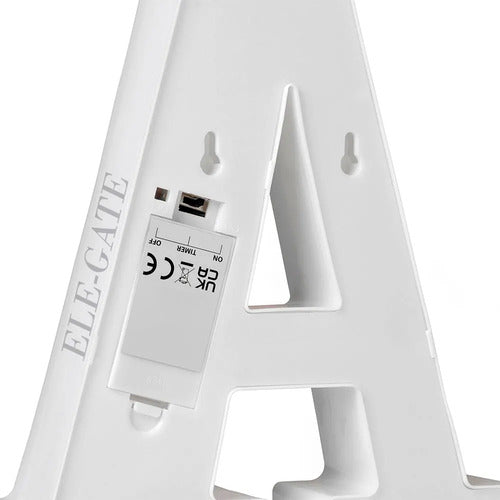 Elegante Letra Luminosa E Para Una Decoración Navideña