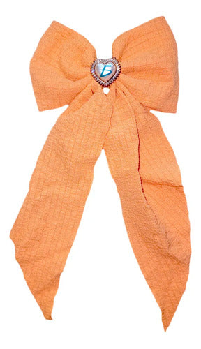 Moño Con Broche Con Diseño Corrugado Y Corazon Con