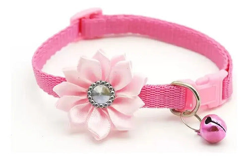 Collar ajustable con flor y cascabel para perro y gato rosa