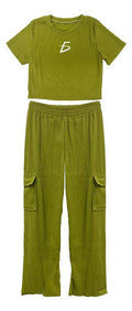 Conjunto monocromático casual con pantalón cargo y playera verde monocromático M