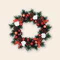 Coronas navideñas de 50 cm con esferas combinadas